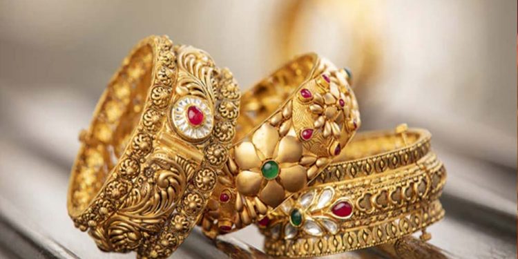 सोना-चांदी की कीमतों में भारी गिरावट, दिवाली पर खरीदें या करें इंतजार? जानें निवेश की रणनीति