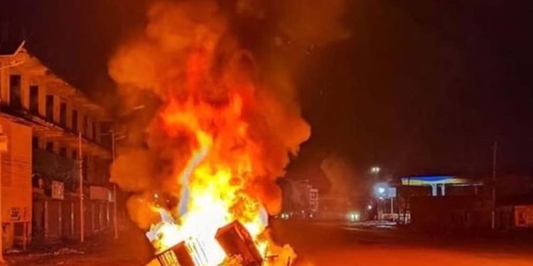 मणिपुर में फिर भड़की हिंसा, सात की मौत; धमाके में 3 CRPF जवान घायल