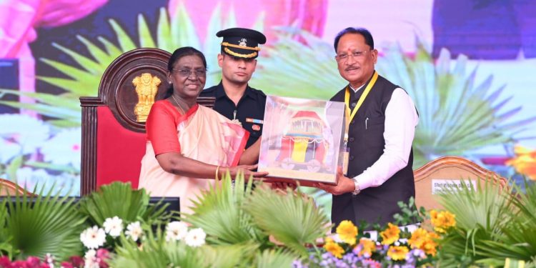 राष्ट्रपति द्रौपदी मुर्मु ने बस्तर दशहरा की अनूठी परंपराओं और जनजातीय संस्कृति की सराहना की….