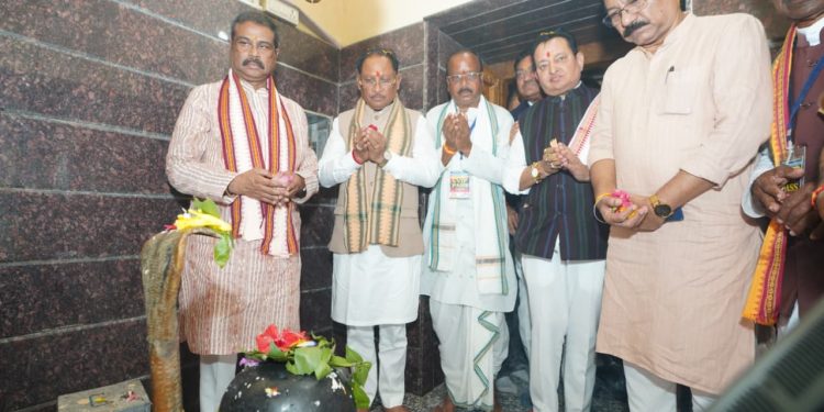 मुख्यमंत्री विष्णु देव साय ने रामचंडी मंदिर में पूजा-अर्चना कर प्रदेश की खुशहाली एवं सुख-समृद्धि की कामना की….