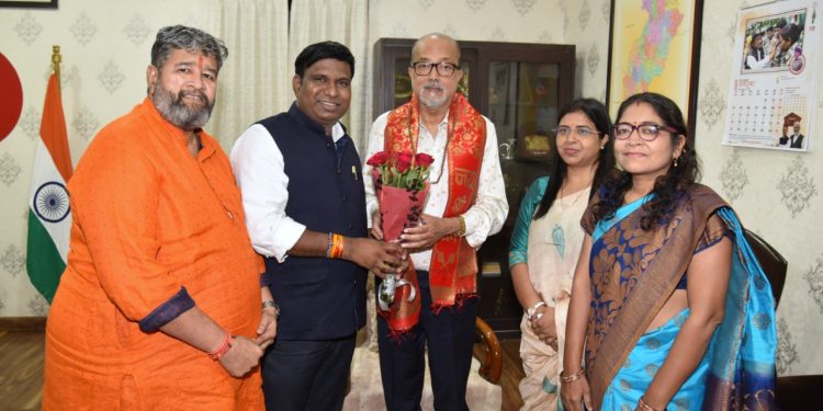 राज्यपाल रमेन डेका से कामधेनु विश्वविद्यालय के कार्य परिषद सदस्यों ने की भेंट, छत्तीसगढ़ के देशी गोवंश ‘कोसली’ के संरक्षण और संवर्धन पर हुई चर्चा….