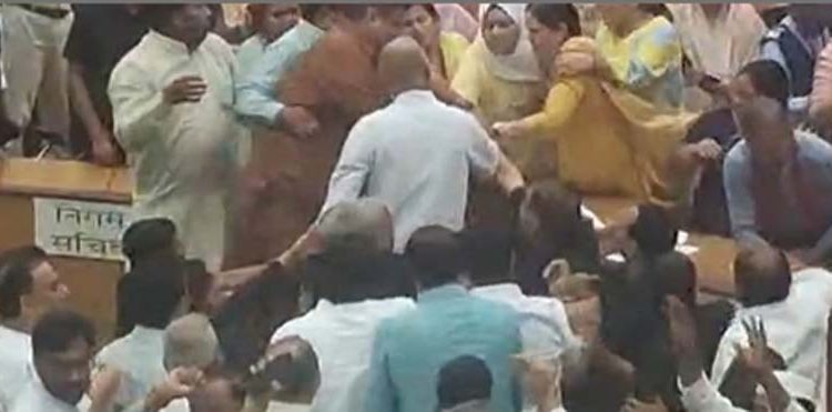 एमसीडी सदन में भारी हंगामा, महापौर के आसन पर फेंके कागज