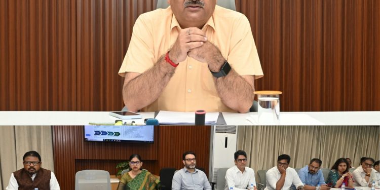 शासकीय योजनाओं के क्रियान्वयन और निर्माण कार्यों में तेजी लाई जाए : मुख्य सचिव विकासशील….