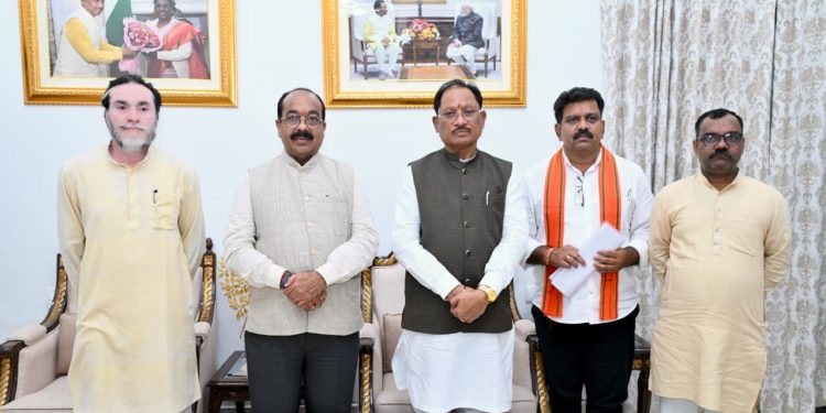 गन्ना किसानों के हित में बड़ा निर्णय: अब 425 रुपए प्रति क्विंटल की दर से होगी गन्ने की खरीदी, भारतीय किसान संघ के प्रतिनिधिमंडल से चर्चा के बाद मुख्यमंत्री विष्णु देव साय ने लिया महत्वपूर्ण निर्णय…..