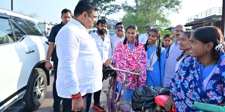 शिक्षा मंत्री गजेन्द्र यादव स्कूल से घर लौट रहे स्कूली बच्चों के बीच पहुंचकर सहज संवाद में जानी पढ़ाई और स्कूल की जरूरतें….