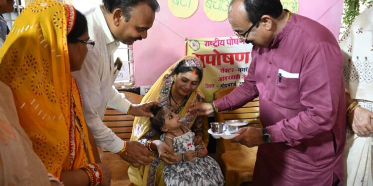 ‘बच्चों के अंदर अपना बचपना ढूंढता हूं…’ : जमीन पर बैठकर बच्चों संग खेले अरुण साव….