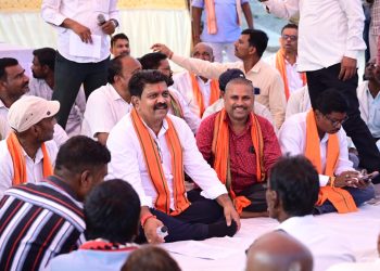 ग्रामीणों के बीच जमीन पर बैठकर उप मुख्यमंत्री विजय शर्मा ने किया आत्मीय संवाद, 74.80 लाख रुपए के विकास कार्यों की दी सौगात….