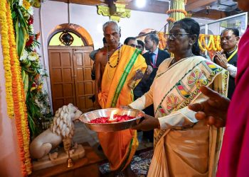 राष्ट्रपति द्रौपदी मुर्मु ने माँ दंतेश्वरी की पूजा-अर्चना कर देशवासियों की सुख-समृद्धि और खुशहाली की कामना की….