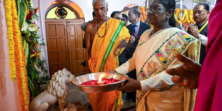 राष्ट्रपति द्रौपदी मुर्मु ने माँ दंतेश्वरी की पूजा-अर्चना कर देशवासियों की सुख-समृद्धि और खुशहाली की कामना की….