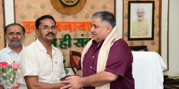 पर्यटन मंत्री राजेश अग्रवाल ने नवा रायपुर स्थित निवास कार्यालय में नागरिकों से की आत्मीय भेंट-मुलाकात…..