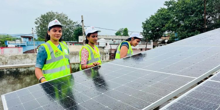 द्वीप्ति योजना से छत्तीसगढ़ की 801 महिलाएं बनेंगी सौर ऊर्जा क्षेत्र में आत्मनिर्भरता की नई पहचान, प्रदेश में 801 सोलर दीदियां चिन्हांकित, 19 महिला संकुल संगठन बने सोलर वेंडर, 94 सोलर सिस्टम स्थापित….