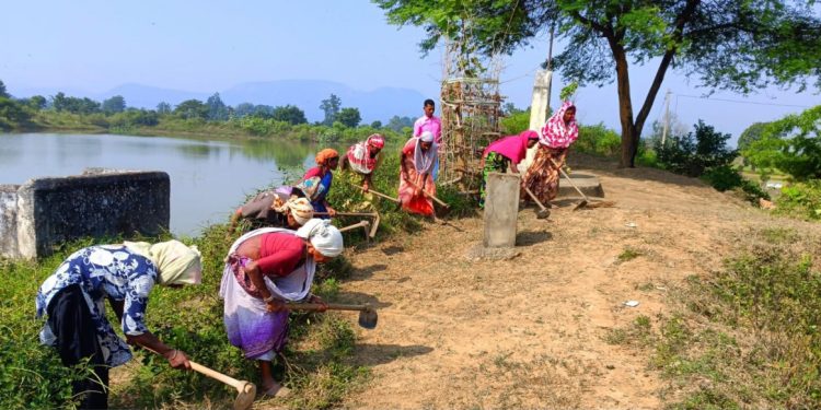 वीबी-जी राम जी योजना से संवर रहे गांव, बढ़ रहे रोजगार के अवसर, स्थानीय श्रमिकों को प्रतिदिन 300 रुपये की मजदूरी से मिल रहा आर्थिक संबल….