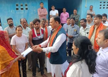 बस हादसे में मृत यात्रियों के घर-घर पहुंचे स्वास्थ्य मंत्री श्याम बिहारी जायसवाल, पुष्प अर्पित कर दी श्रद्धांजलि….