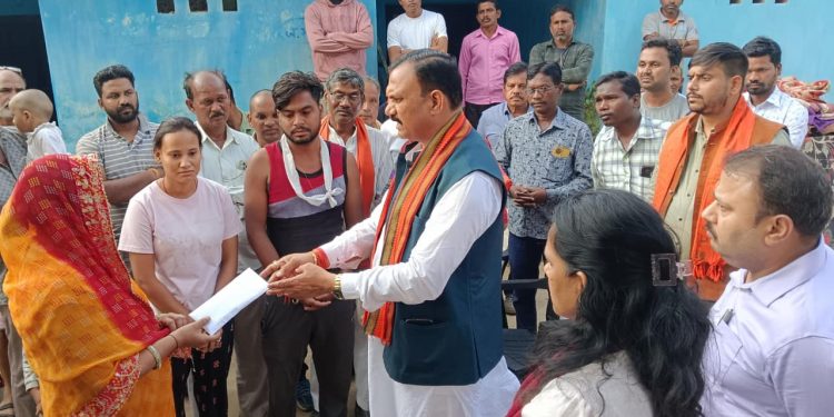 बस हादसे में मृत यात्रियों के घर-घर पहुंचे स्वास्थ्य मंत्री श्याम बिहारी जायसवाल, पुष्प अर्पित कर दी श्रद्धांजलि….