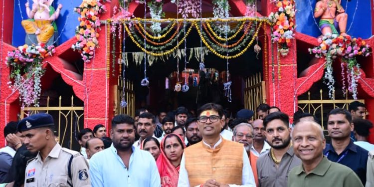 वित्त मंत्री ओ.पी. चौधरी ने माँ चंद्रहासिनी देवी के दर्शन कर प्रदेशवासियों की सुख-समृद्धि और खुशहाली की कामना की…..
