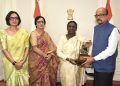 राष्ट्रपति द्रौपदी मुर्मु को राज्यपाल रमेन डेका ने भेंट की पहाड़ी मैना की प्रतिकृति…..