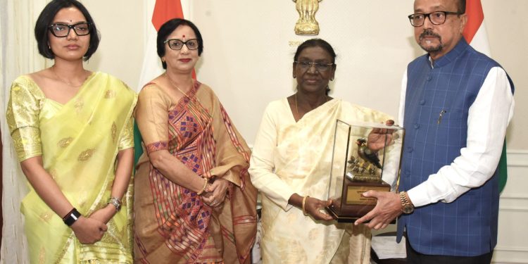 राष्ट्रपति द्रौपदी मुर्मु को राज्यपाल रमेन डेका ने भेंट की पहाड़ी मैना की प्रतिकृति…..