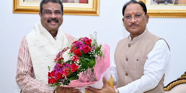मुख्यमंत्री विष्णु देव साय से सांसद धर्मेंद्र प्रधान ने की शिष्टाचार भेंट…